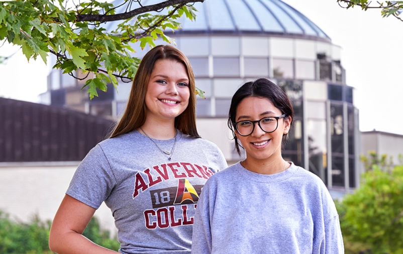 Two students stand outside 金沙娱乐城's Sr Joel Read Center Rotunda