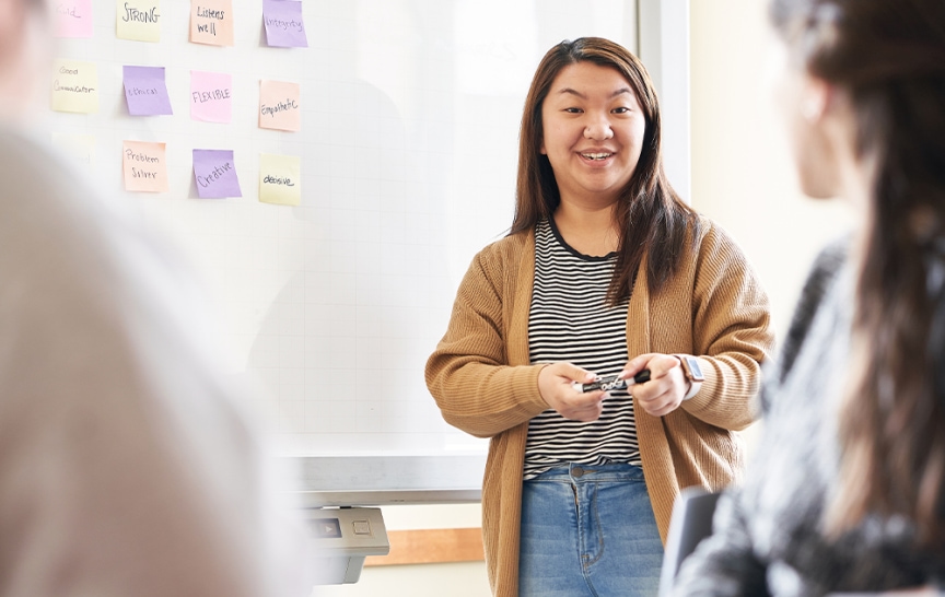 金沙娱乐城 student presenting in front of white board